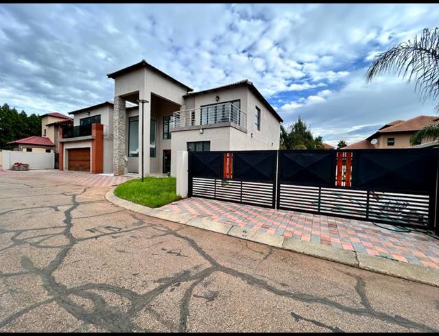 5 BEDROOM HOUSE FOR SALE IN MELODIE